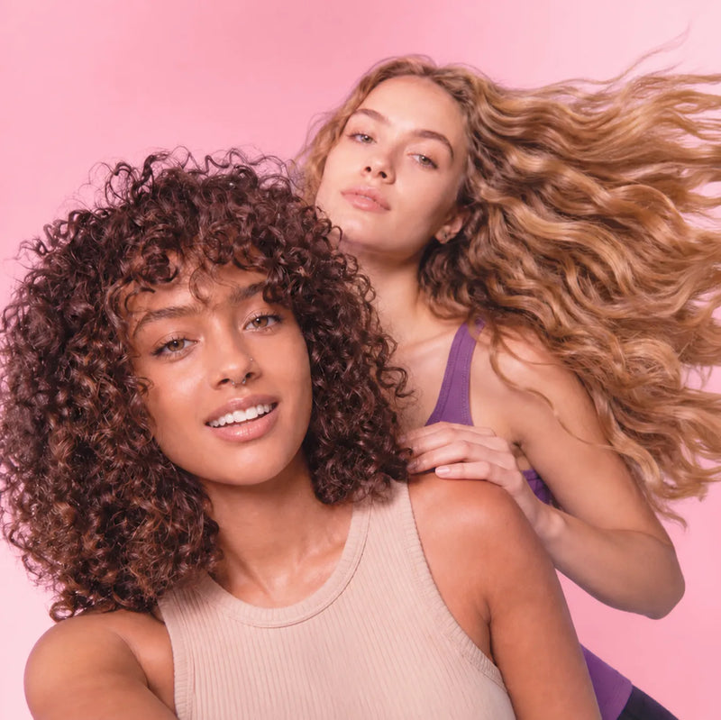 Cheveux bouclés après l'été : 5 conseils pour retrouver des boucles définies et hydratées